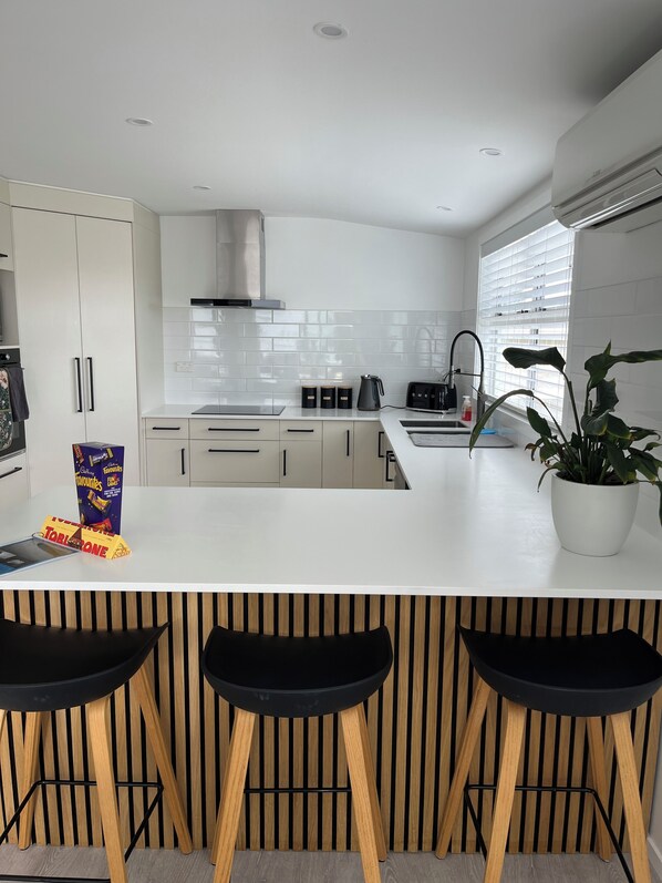 Fridge, microwave, oven, stovetop - T Two Papamoa Beach - For the whole family! (Bay of Plenty)