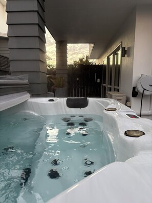 Outdoor spa tub - T Two Papamoa Beach - For the whole family! (Bay of Plenty)