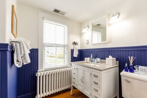 Regadera, secadora de cabello, toallas, jabón 