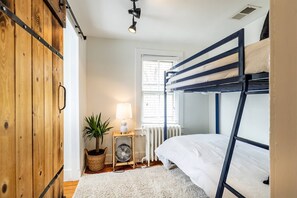 4 slaapkamers, een strijkplank/strijkijzer, gratis wifi, beddengoed