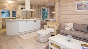Ein gemütliches Interieur im Chalet-Stil mit Küche, Essbereich und Wohnzimmer.