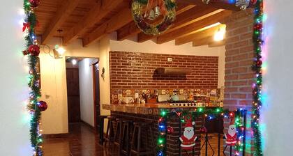 En casa Alondra te sentirás como en casa. Agua calientita todo el tiempo, ambiente 100% familiar con habitaciónes muy cómodas. Muy cerca se encuentra el centro de oración maranath y también está a 20 minutos de la autopista Toluca-Mexico.