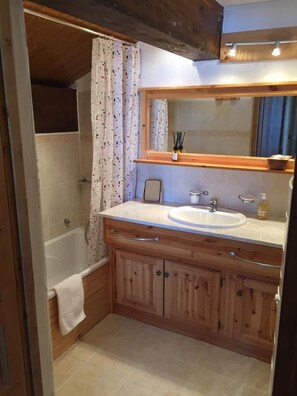 Ensemble douche/baignoire, sèche-cheveux, serviettes fournies, savon