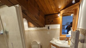 Un baño con ducha, inodoro y lavamanos.