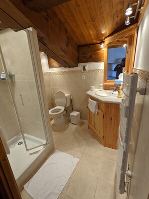 A bathroom with a shower, toilet, and sink. - 170m2 duplex apartment in Les Arcs 2000, ski in/ski out, Mont Blanc view (Bourg-Saint-Maurice)
