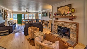 Una sala de estar acogedora con chimenea, asientos cómodos y televisor.
