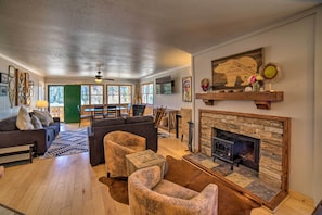 Televisión, chimenea y tenis de mesa