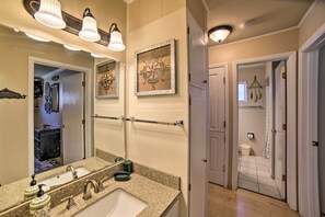 Free toiletries, hair dryer, towels - Walkable Location! Mtn-View Condo in Red River (Red River)