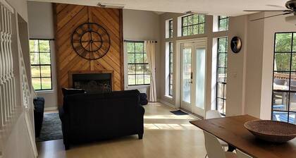 Whispering Pines on Lake (Woods/Hot Tub/Lakefront)