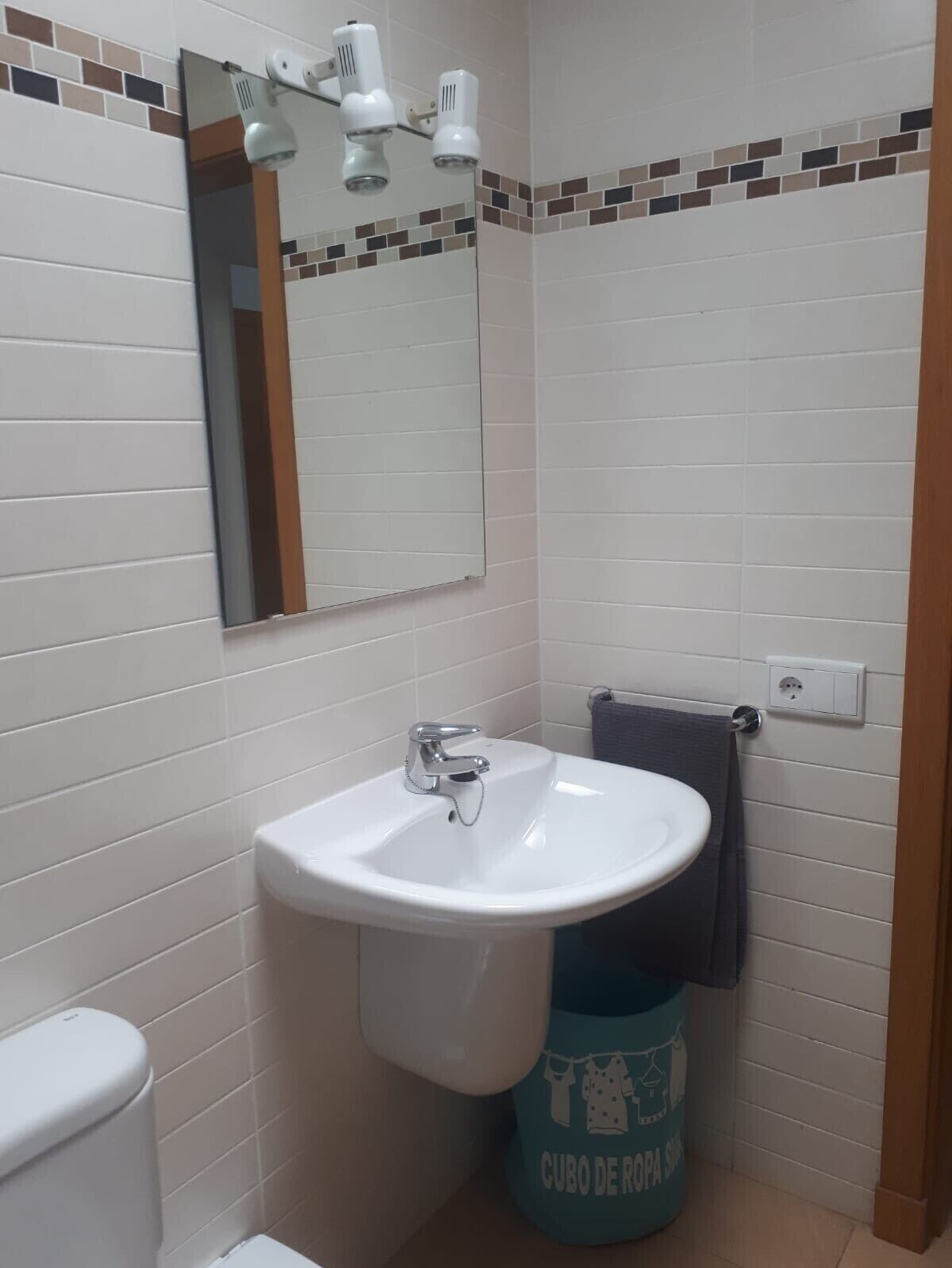 Een douche, handdoeken, toiletpapier
