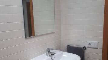 Een douche, handdoeken, toiletpapier