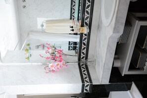 Combined shower/bathtub, bidet, towels, toilet paper - ESQUINZO POOL AND BEACH (Esquinzo)