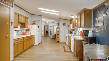 Fridge, microwave, stovetop, dishwasher