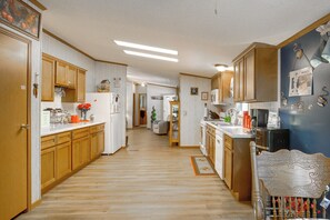 Fridge, microwave, stovetop, dishwasher