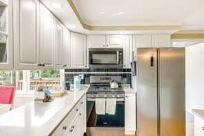 Fridge, microwave, stovetop, dishwasher