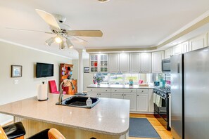 Fridge, microwave, stovetop, dishwasher