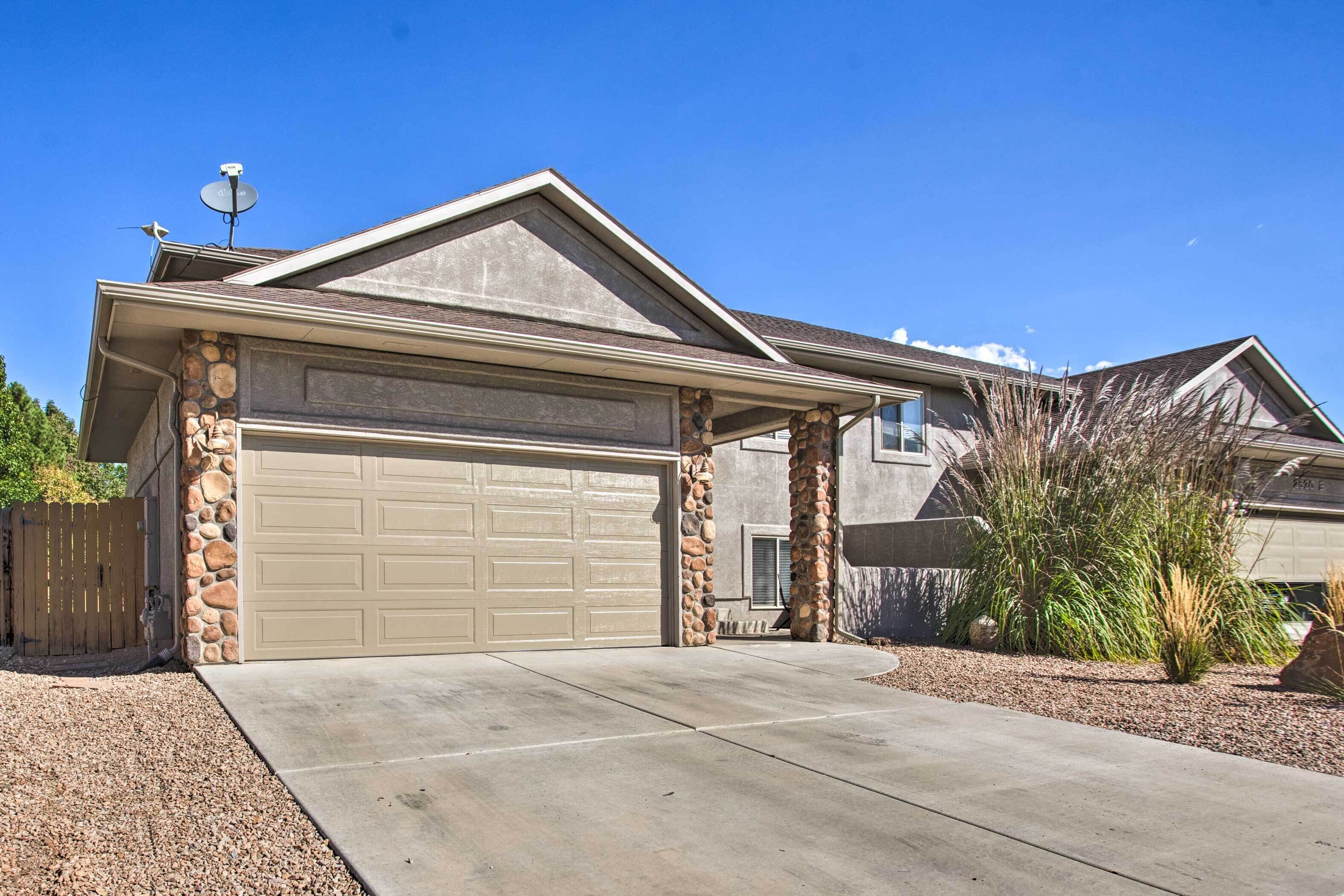 Pet-Friendly Grand Junction Townhome with Yard!