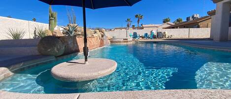 Piscine chauffée, parasols de plage