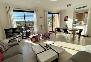 TV - Apartment 'Luxurious Penthouse with 150m2 Terrace', Pool, Wi-Fi & A/C (La Cala de Mijas)