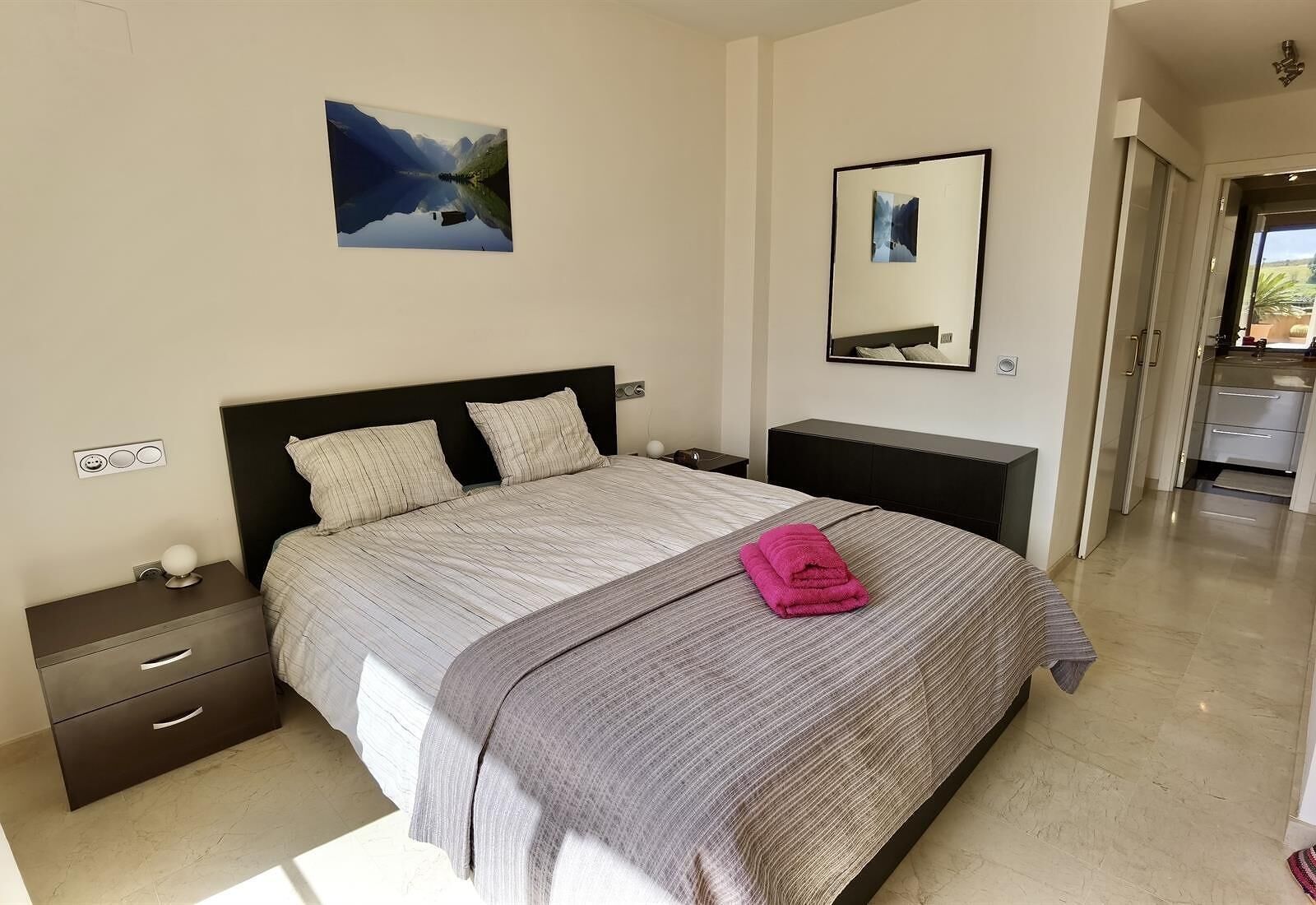 3 makuuhuonetta, silitysrauta/-lauta, ilmainen Wi-Fi, vuodevaatteet