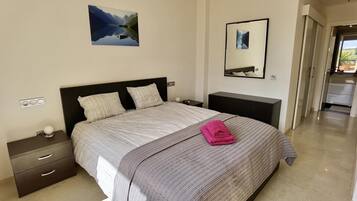 3 makuuhuonetta, silitysrauta/-lauta, ilmainen Wi-Fi, vuodevaatteet