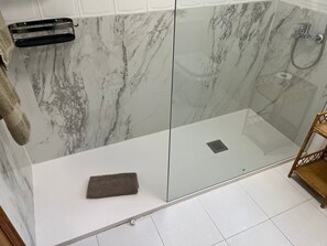 Banheira, secador de cabelo, toalhas de banho 