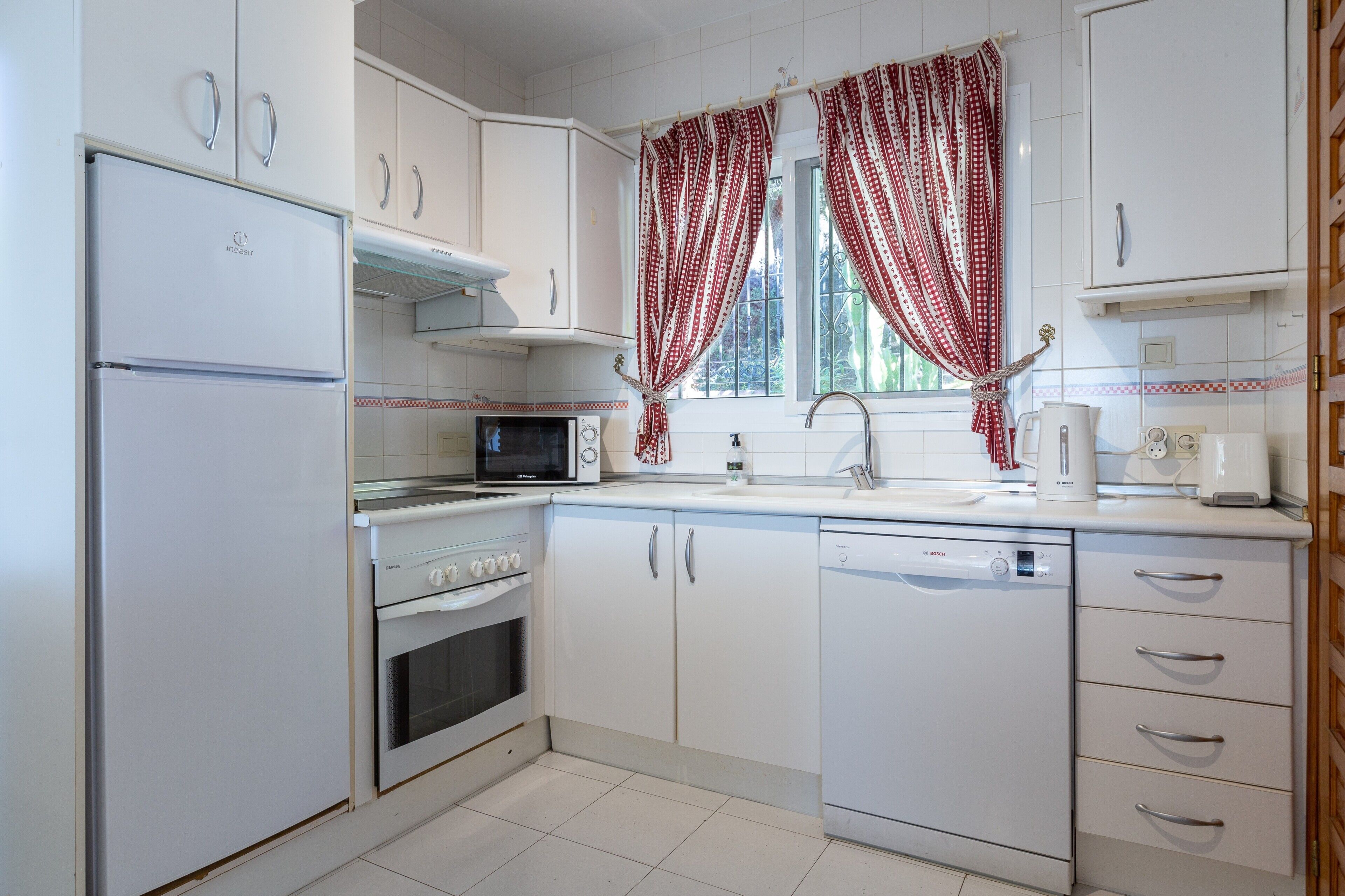 冰箱、微波炉、烤箱、炉灶