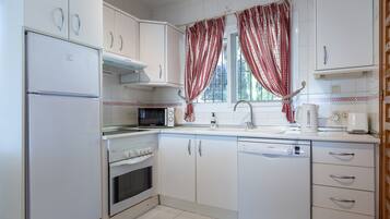 Kylskåp, mikrovågsugn, ugn och spishäll