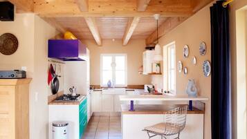 Een koelkast, een oven, een vaatwasser, een koffiezetapparaat/waterkoker