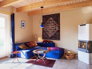 Una televisión, una chimenea