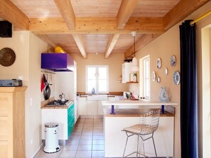 Refrigerador, horno, lavavajillas y cafetera y tetera 