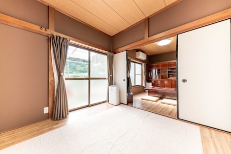 House, Non Smoking | 1 bedroom, laptop workspace, free WiFi, bed sheets