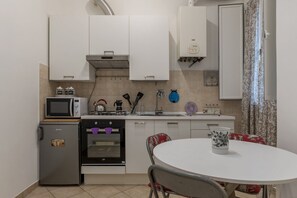 Microondas, horno, placa de cocina