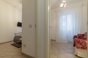 1 habitación, tabla de planchar con plancha y wifi
