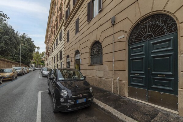Property grounds - This spacious 55sqm apartment with four bedrooms is able to accommodate up to 8 people. Located on the first floor (with elevator not suitable for disabled) of a restored period building, the apartment overlooks the private park of Villa Albani, one of t (Roma)