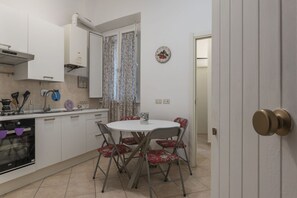Microwave, oven, stovetop - This spacious 55sqm apartment with four bedrooms is able to accommodate up to 8 people. Located on the first floor (with elevator not suitable for disabled) of a restored period building, the apartment overlooks the private park of Villa Albani, one of t (Roma)
