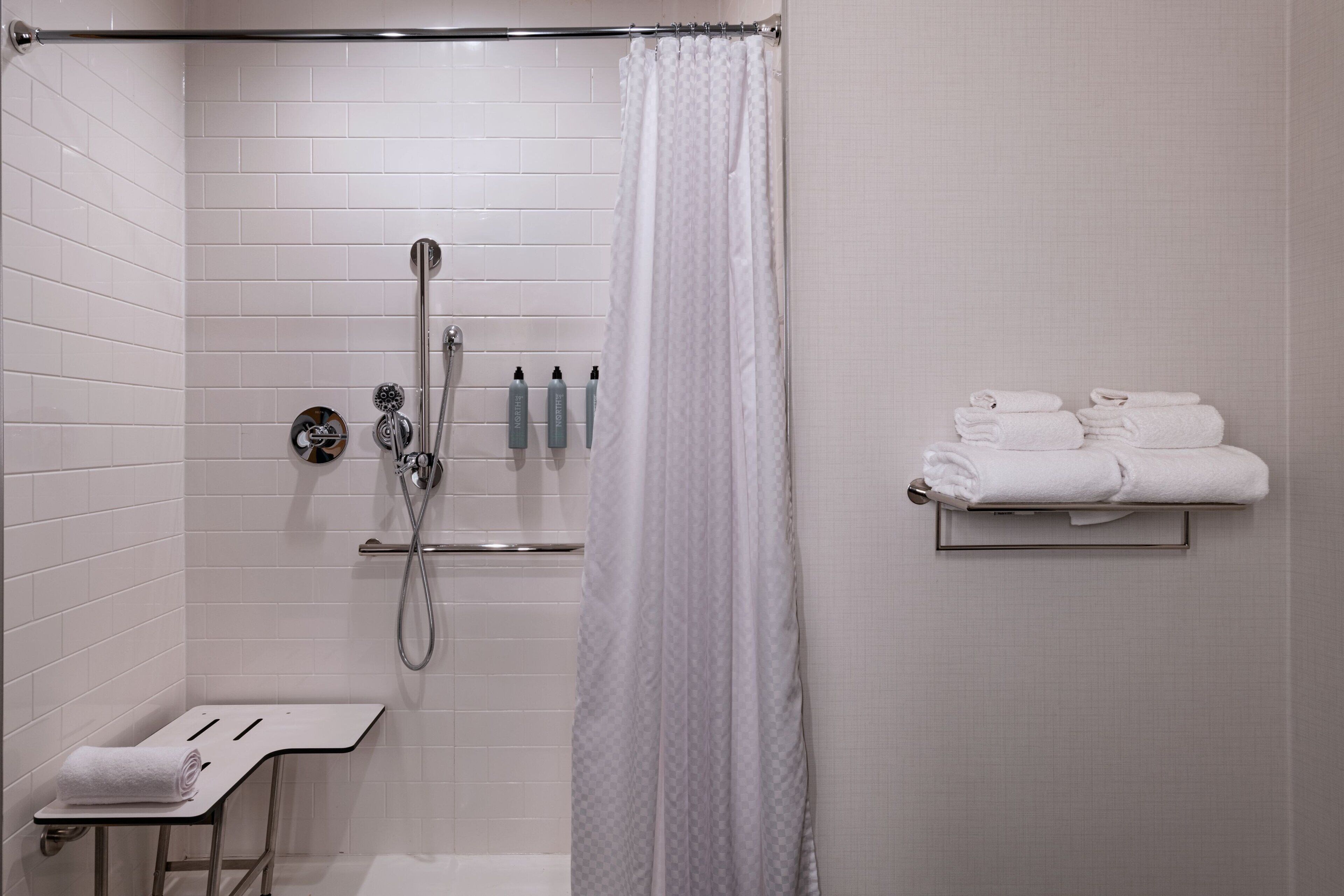combined shower/bathtub, hair dryer, towels