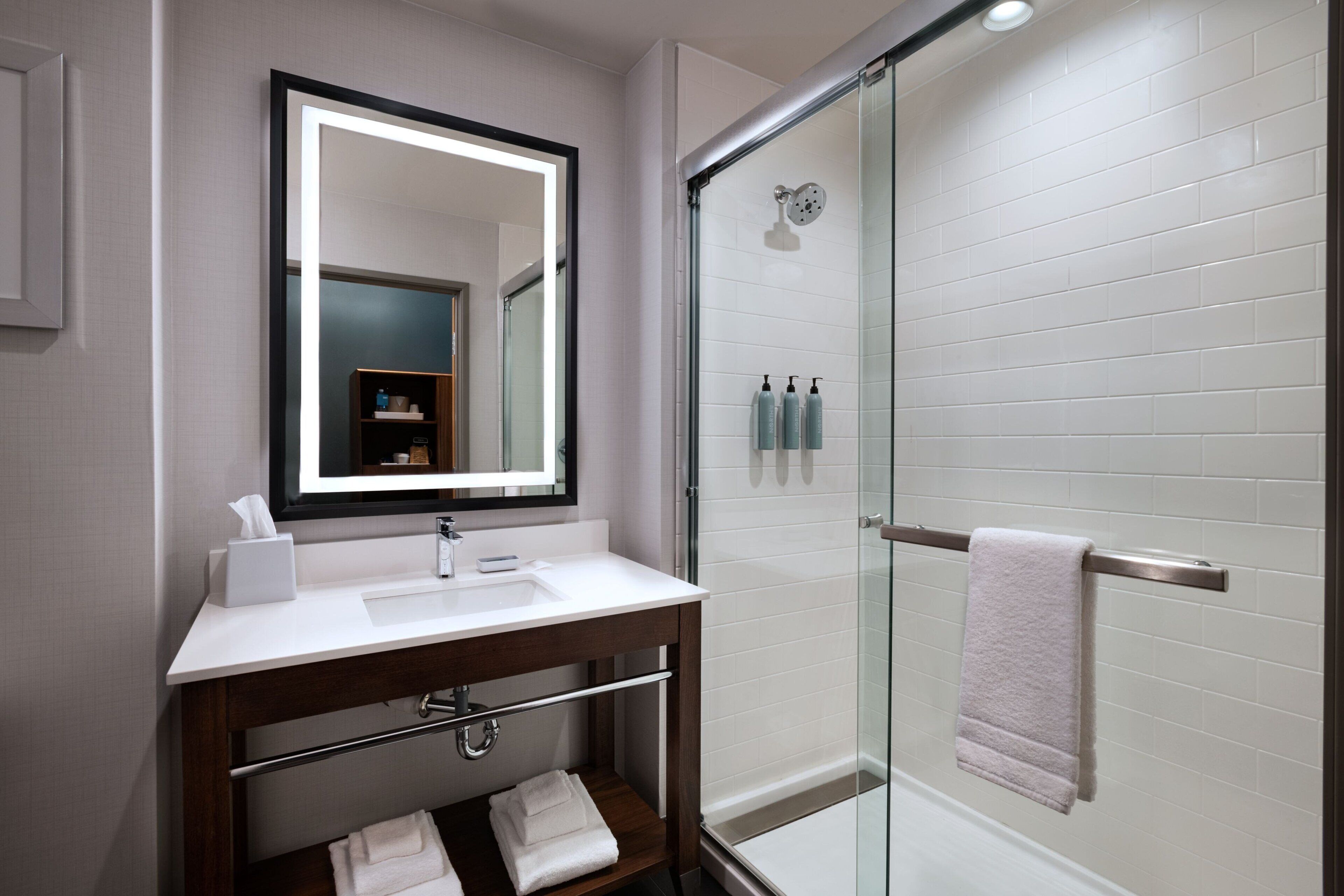 combined shower/bathtub, hair dryer, towels