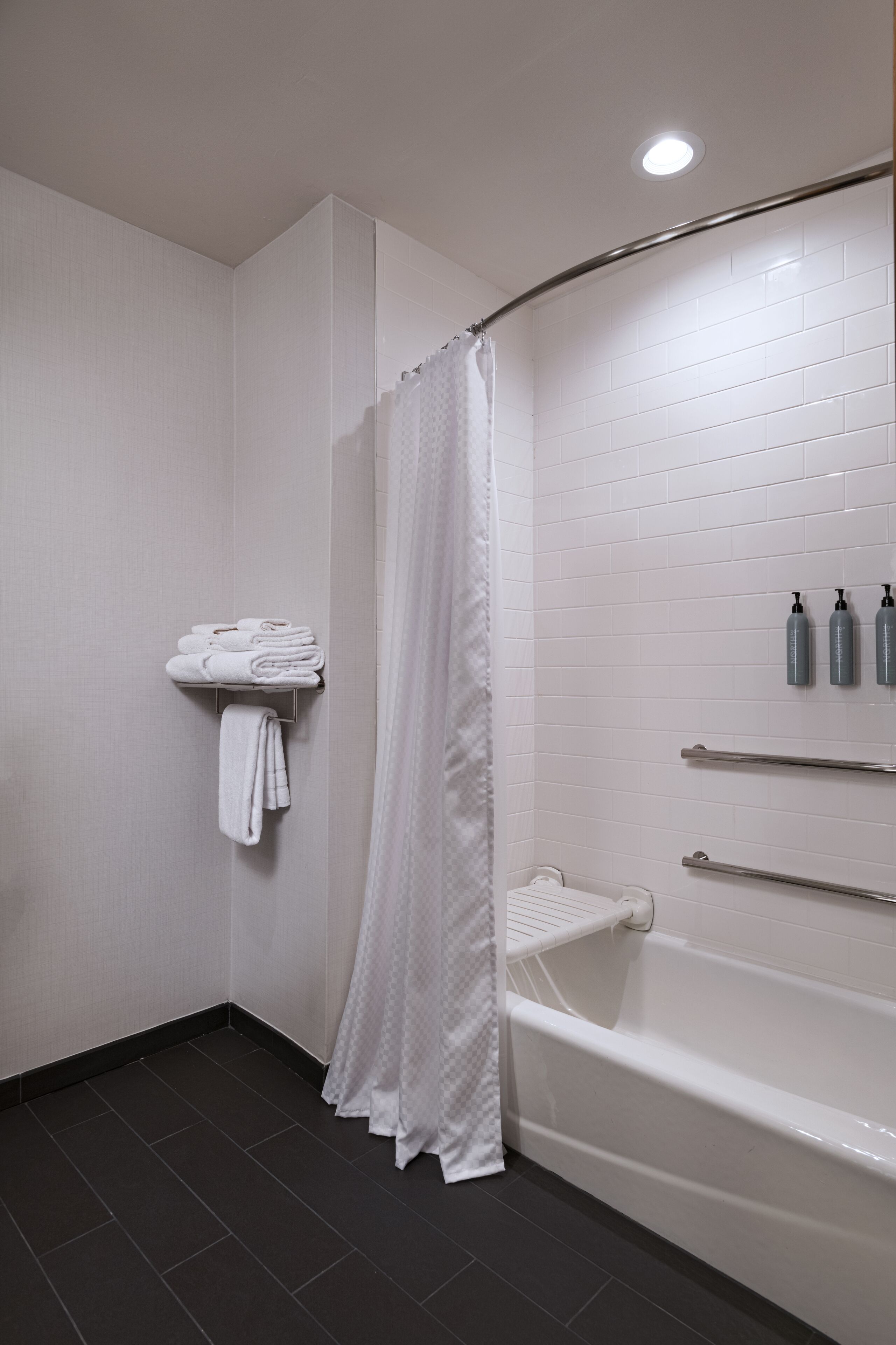 combined shower/bathtub, hair dryer, towels