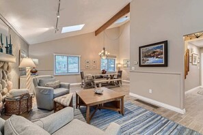 Tv, eldstad och böcker