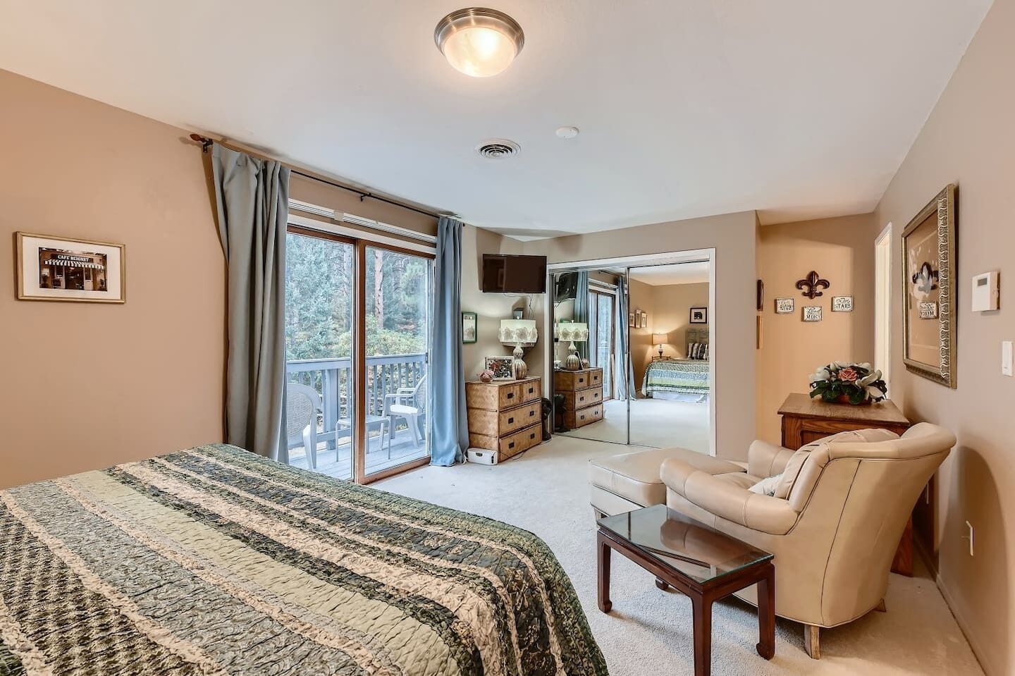 5 habitaciones, escritorio y tabla de planchar con plancha 