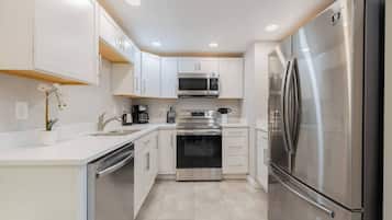 Geladeira, micro-ondas, fogão, cooktop