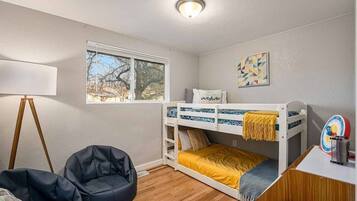 5 quartos, ferros/tábuas de passar roupa, Wi-Fi de cortesia