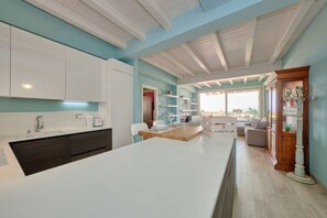 Kühlschrank, Mikrowelle, Ofen, Wasserkocher mit Kaffee-/Teezubehör