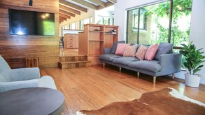 Smart TV, fireplace