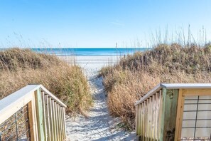 Beach nearby - Oceanfront condo with pools & balcony (North Myrtle Beach)