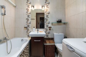 Badewanne, Haartrockner, Handtücher, Shampoo