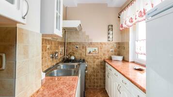 Jääkaappi, uuni, liesi, keittoastiat/astiat/ruokailuvälineet