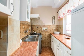 Fridge, oven, stovetop, cookware/dishes/utensils - Bukowska 134A Poznań | Spacious Apartment with Bathtub (Poznan)