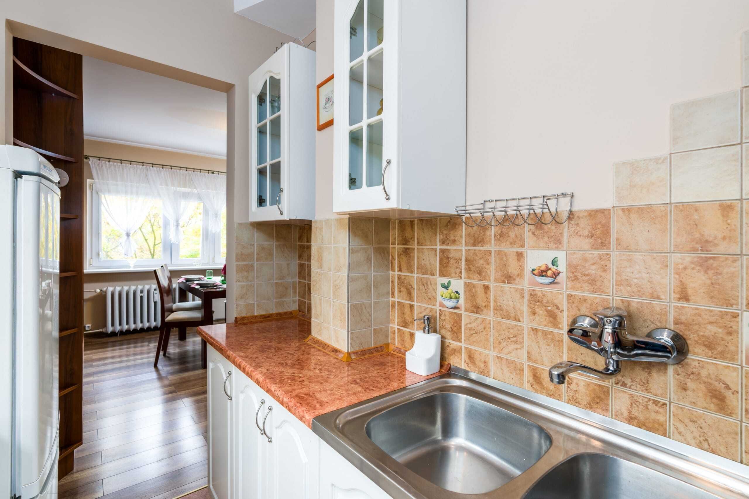 Refrigerador, horno, parrilla de estufa y utensilios de cocina 